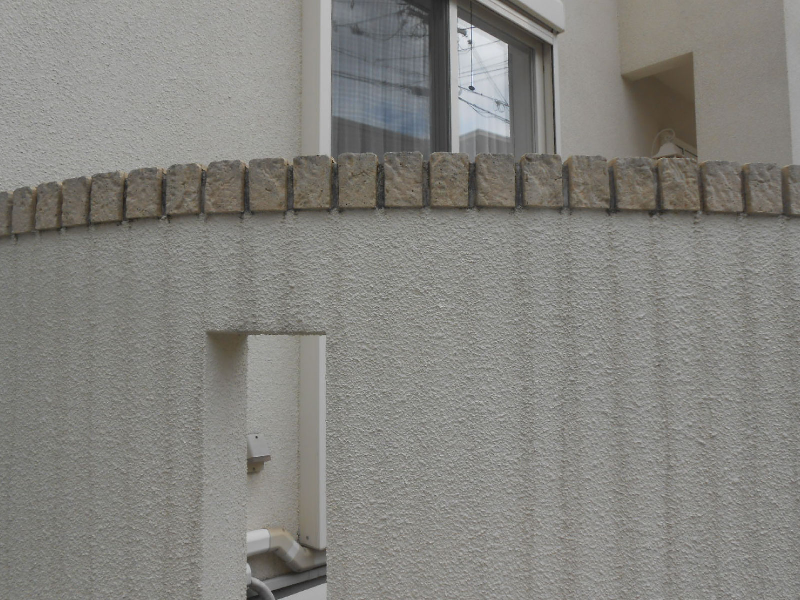 住宅の外構・塀まわりに見られる汚れの例